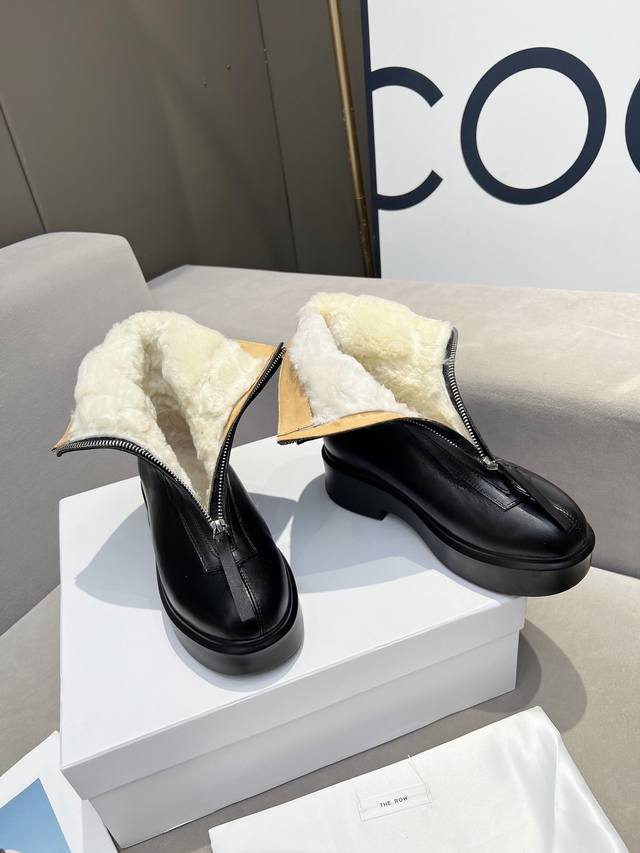 Factory price: The Row's classic thick-soled ankle boots for fall and winter. T