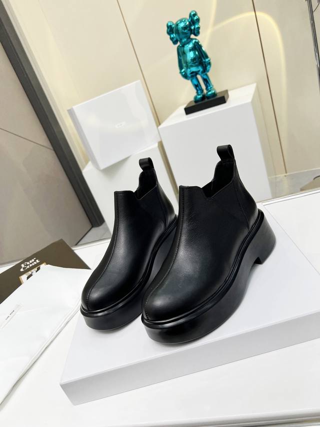Factory price: The Row's classic thick-soled ankle boots for fall and winter. S