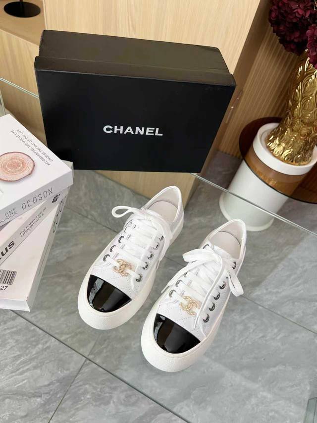 The running version is only made of leather. Please note when placing an order.