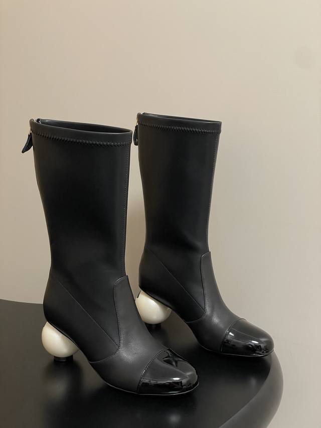 Chanel's Fall/Winter 2025 runway style, the Double C giant pearl heel stretch an