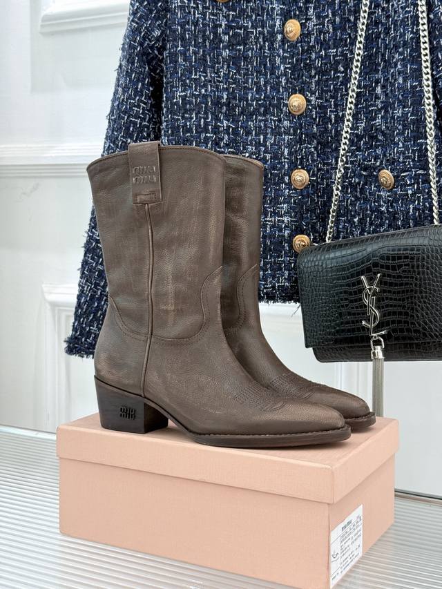 Factory price: 490 cowhide. These Miumiu 25Wf retro Western block-heeled ankle