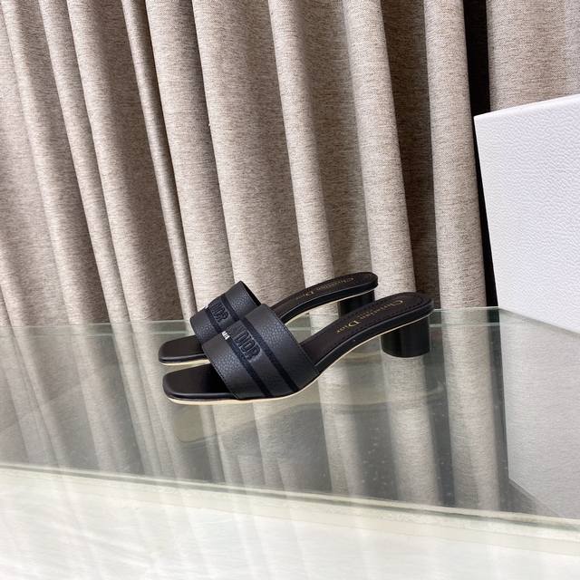 Dior 2025 Spring/Summer new Dway flat flip flops for women in two-tone colors, C