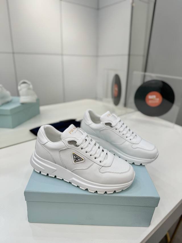 Factory Price Men's 10 Perforated Surface Sneakers combine elegant, creative de