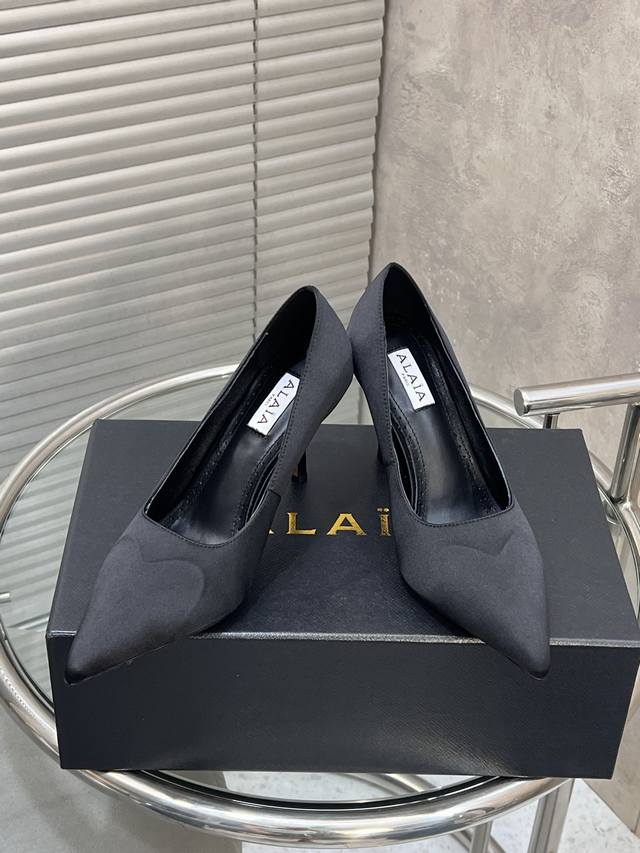 Factory top-of-the-line version Alaia's new heart-shaped pointed-toe high heels