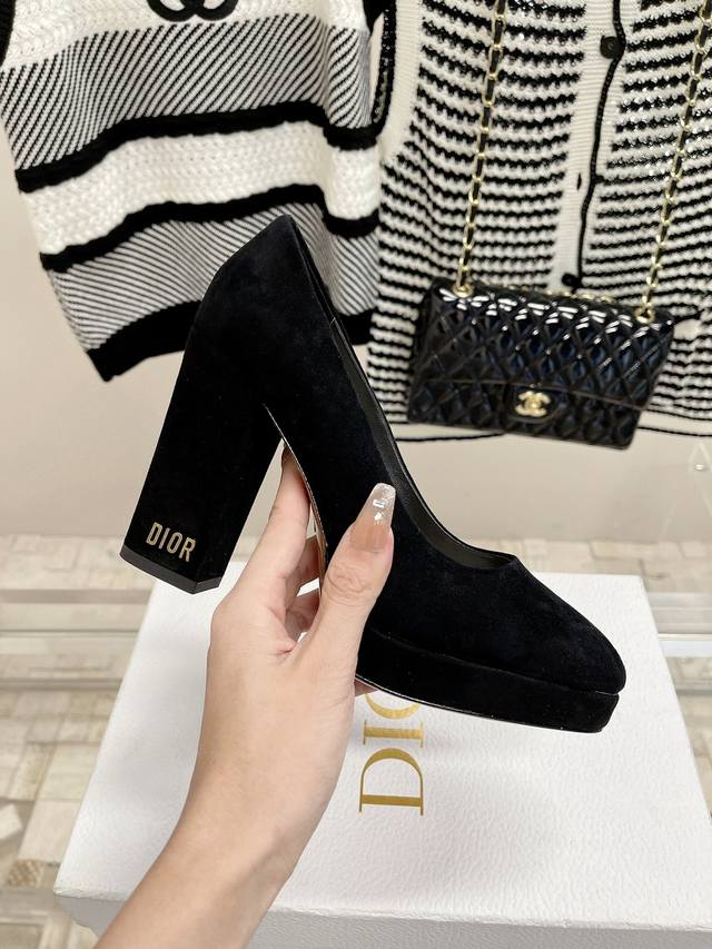 The high heels are fashionable yet stylish, and are a hit overseas. Well-known