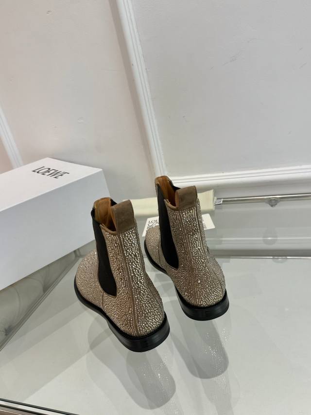 Loewe's hot new style with the overall original last, fashionable and individual