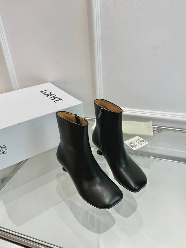 Loewe's hot new style with the overall original last, fashionable and individual