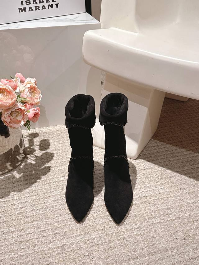 isabelmarant Isabelle's flat-soled runway-style boots with metal fasteners and a