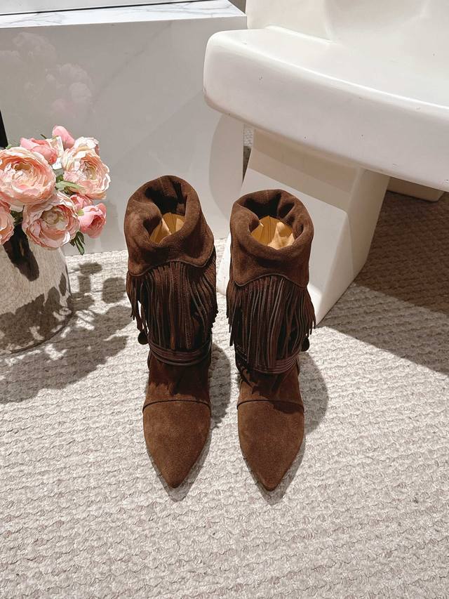 isabelmarant Isabelle's flat-soled runway boots with metal fasteners and a relax