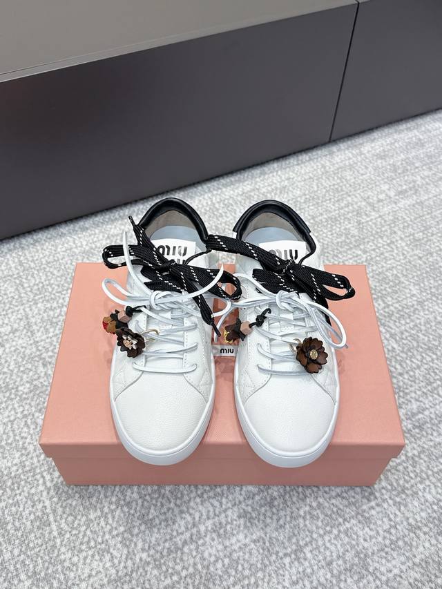 Shopping agent-level Miu Miu's new British-style lace-up white casual shoes are