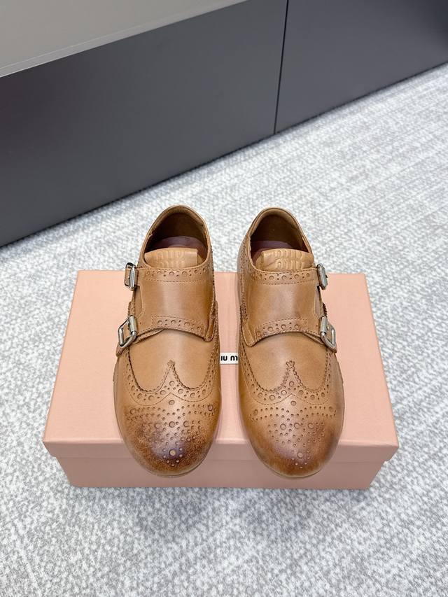 Agent-grade cowhide double-buckle brogues . The iconic contradiction between to