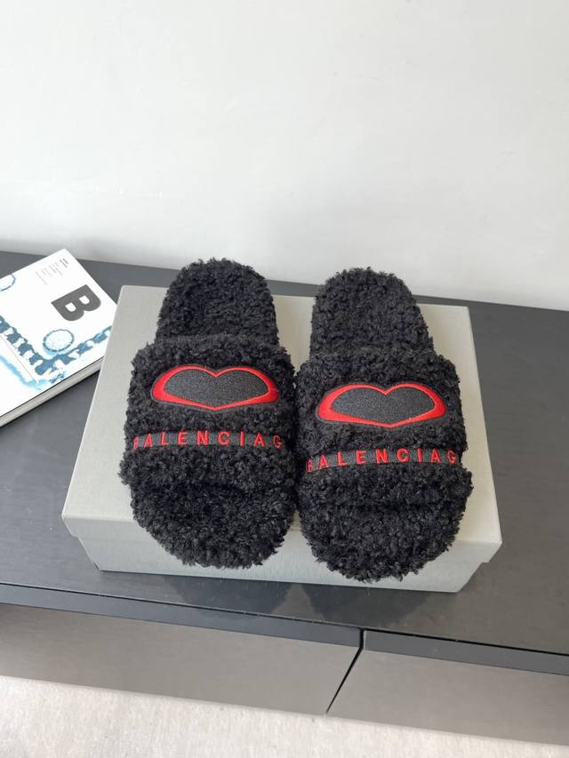 Thin-soled Balenciaga 25Ss autumn and winter wool slippers . The upper features