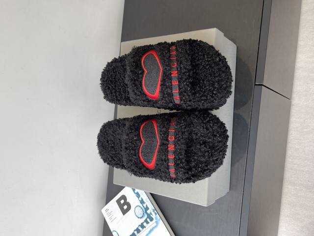 Thick-soled Balenciaga 25Ss autumn and winter wool slippers . The upper feature