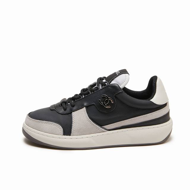 Chanel 25 counter top casual sports shoes This classic design; the upper is embr