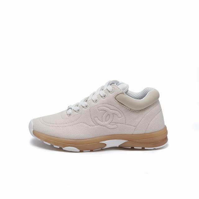 Chanel's top-notch casual sports shoes This classic design; the upper is made of