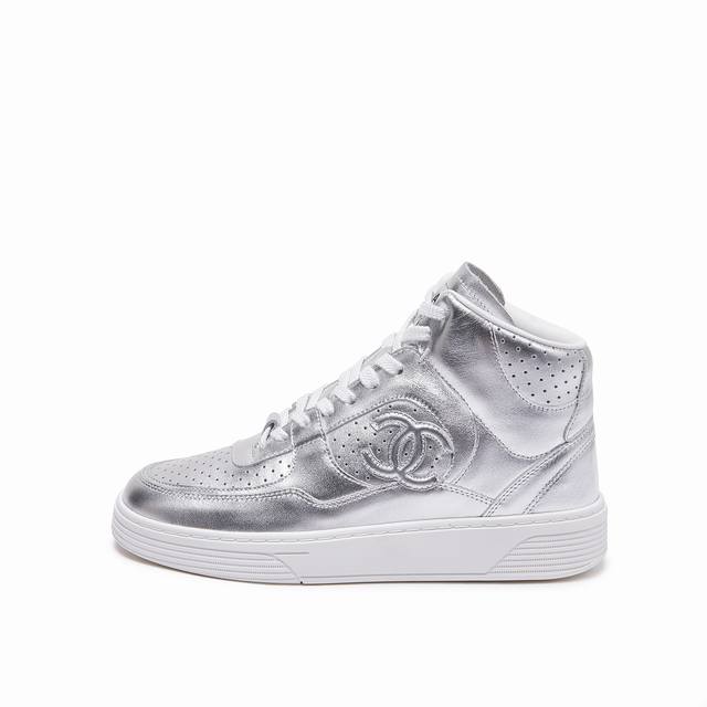 Chanel's top-notch casual sneakers This classic design; the upper is embroidered
