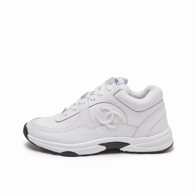 Chanel's top-notch casual sneakers This classic design; the upper is embroidered