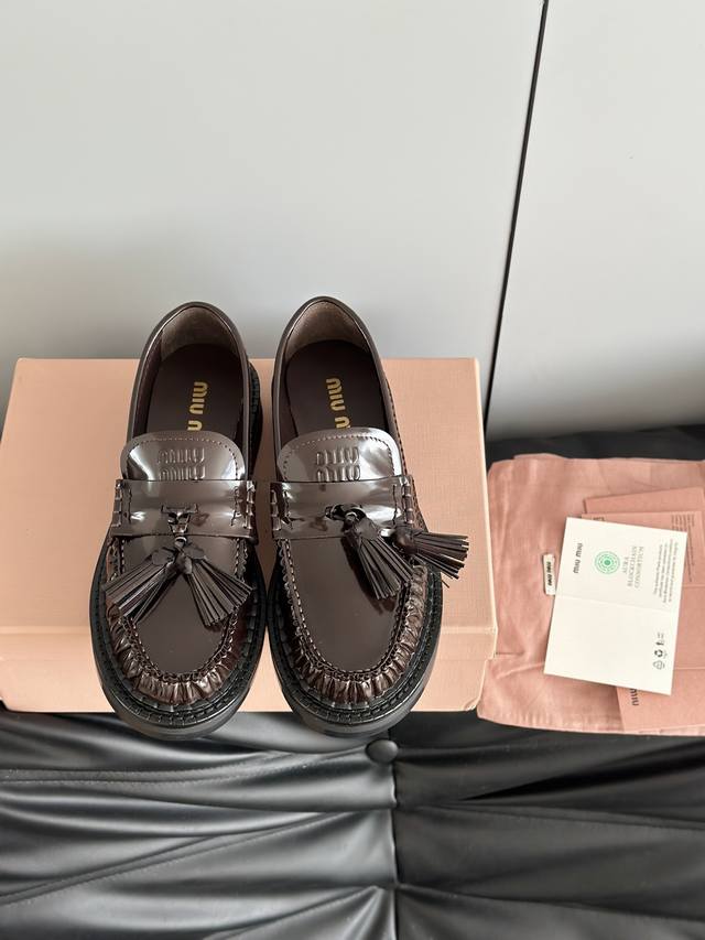 Miumi*25's new retro tasseled thick-soled loafers. These brogues feature simple,