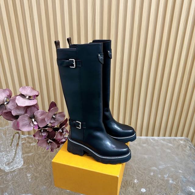Shopping agent-level! Completely packaged, these LV Beaubourg ankle boots featu