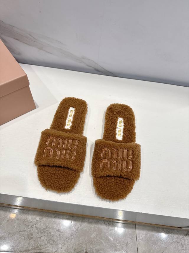 Miumiu 2025 Fall/Winter new flat furry slippers. Furry slippers are a must-have