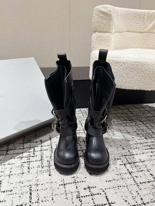 Men's 30s #Top-of-the-line couple's style Balenciaga 25's latest Venom runway st