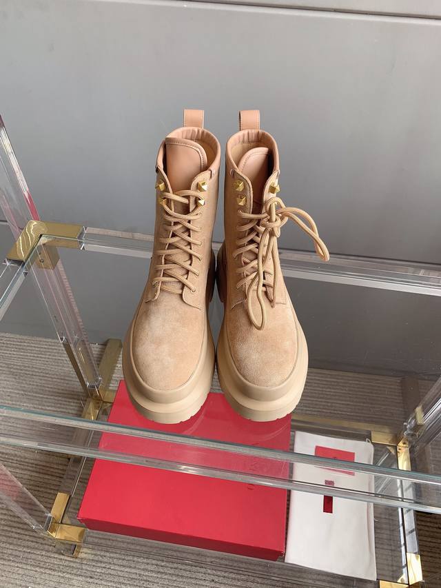 Factory price p Valentin* new thick-soled ankle boots with classic rivet decora