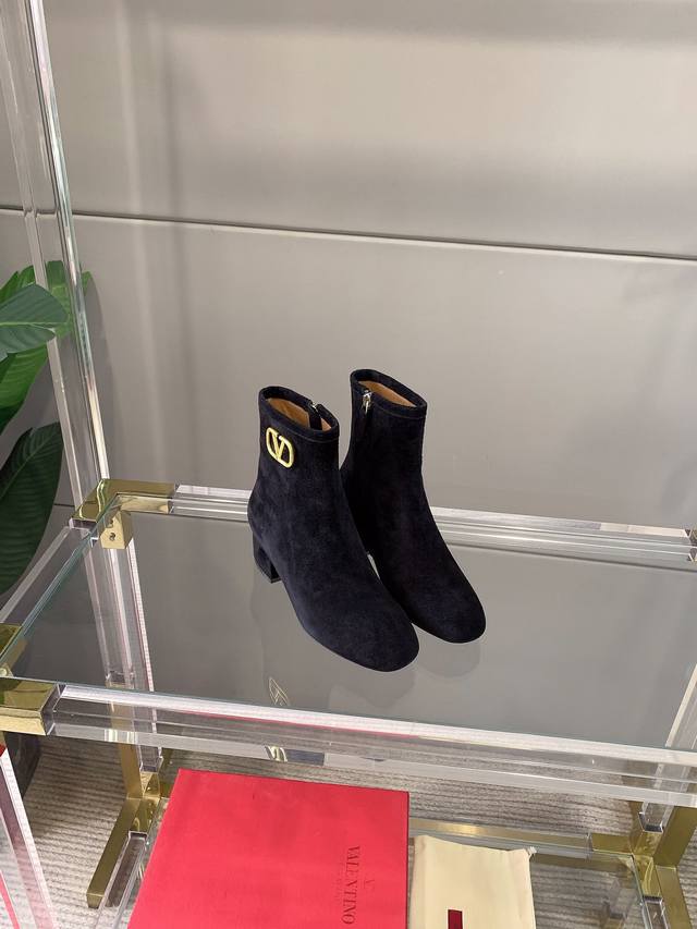 Short and long boots Valentin* new fall/winter collection, classic V-buckle emb