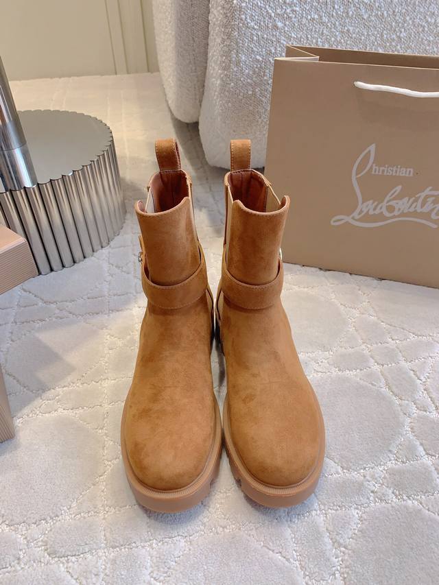 Factory price p Christian Loubouti*'s new Chelsea platform ankle boots are supe