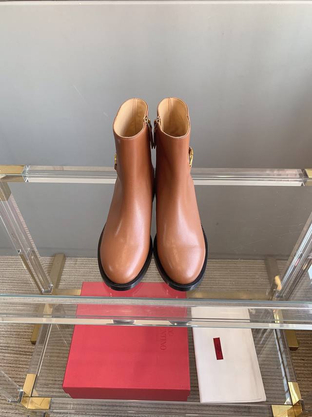 Short boots and long boots Valentin* new autumn and winter boots with classic V Short boots and long boots Valentin* new autumn and winter boots with classic V