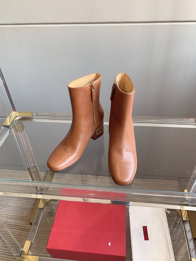 Short boots and long boots Valentin's new stiletto boots with a beautiful hollo Short boots and long boots Valentin's new stiletto boots with a beautiful hollo