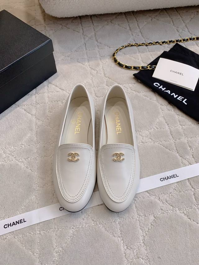 Factory price p Chane* new rhinestone buckle loafers. A classic, timeless silho