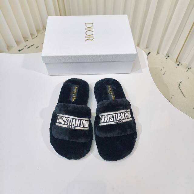 A popular model, the 24Ss Dior Autumn/Winter new wool slippers. This elegant pi