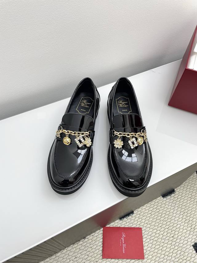 Agent-level Roger Vivier RV's new fall/winter 25 flat loafers! Retro medallions,