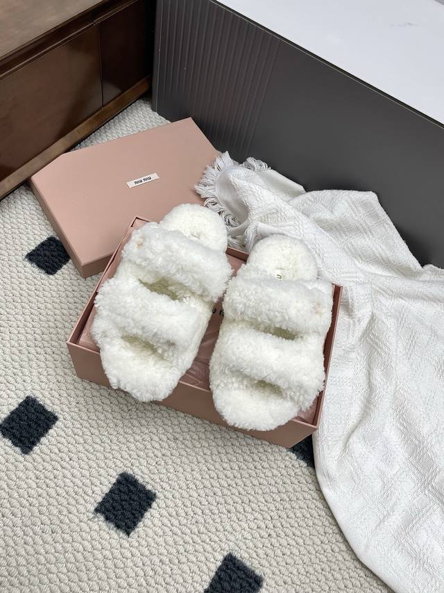 Miu Miu 25Ss Fall/Winter New Velcro Fur SlippersA versatile and fashionable fall