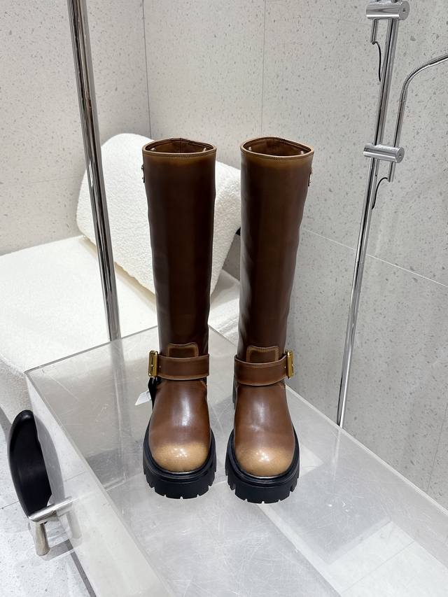 Premium version 440 cowhide and suede. Prada's latest triangle logo and belt buc