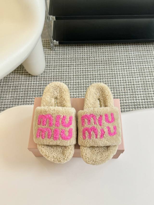 Miumiu classic autumn and winter thick-soled rhinestone furry slippersThere are
