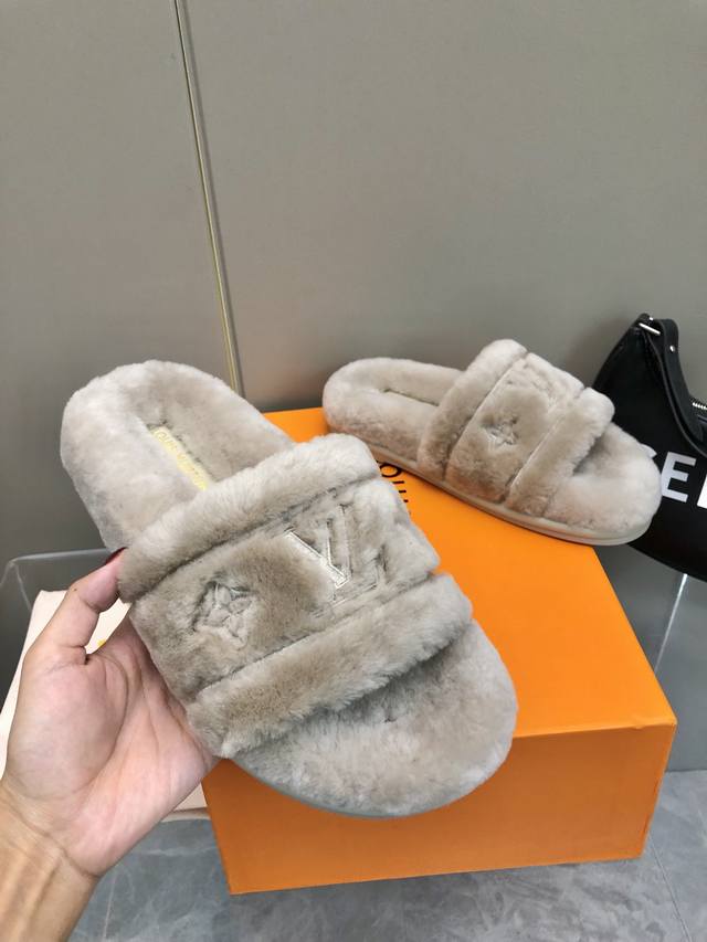 Lv's new fall/winter plush slippers are super cute! This season, I've fallen in