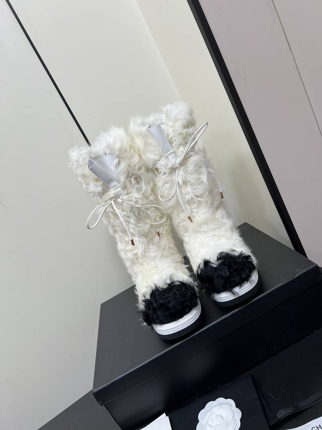 Haute couture Chanel 24 Coco wool boots . A super heavy-duty upper made of wool