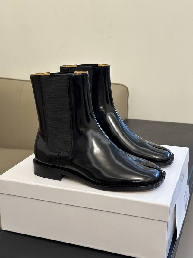 Maisonmargiela Tabi split-toe bootsMm6 classic Chelsea boots, a fashion essentia