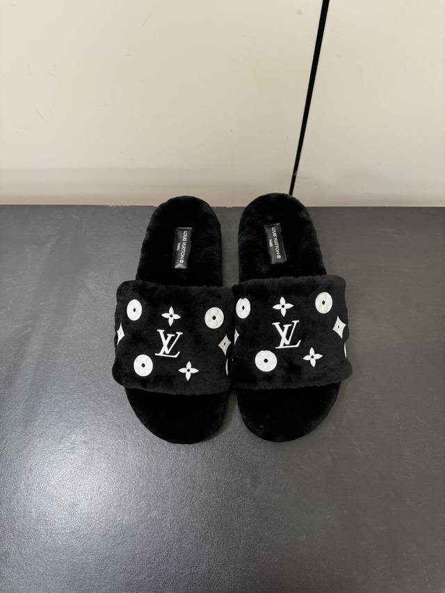 Lv 24Ss new wool slippers are made of pure leather and fur! Super warm, it feels