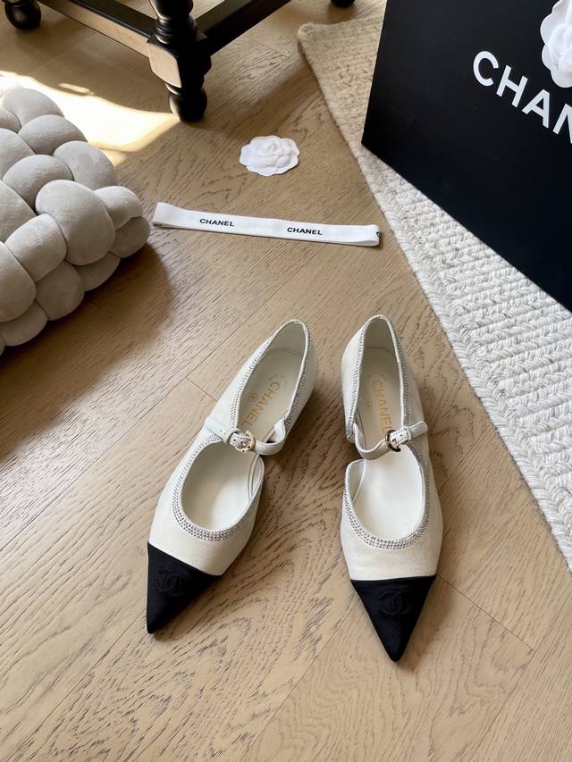 Chanel 25C new rhinestone pointed toe shoes top version! First to sell suede up