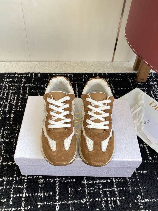 Agent-level Dior. Dior's latest runway-inspired couple's casual Forrest Gump sne