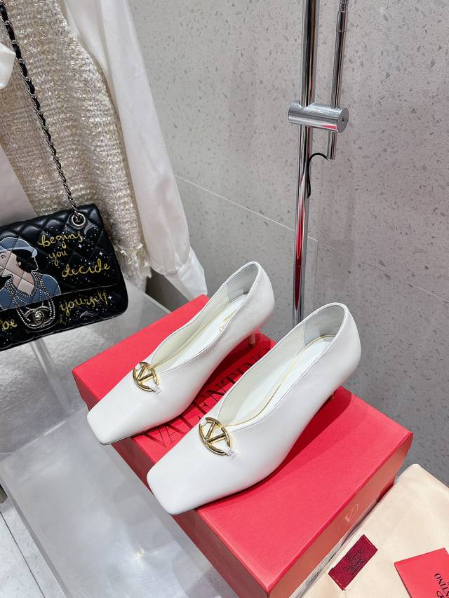Valentino 25Ss new single shoes, high heels and thick-heeled sandals have become