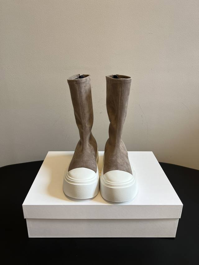 Dongguan-produced The Ro* 25Ss stretch height-increasing boots. Made of stretch