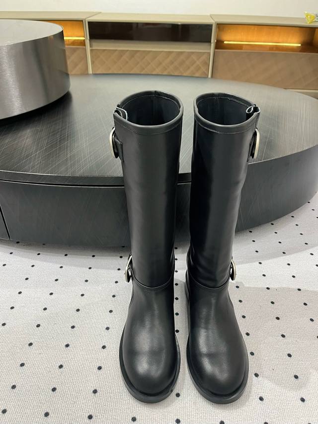 Double boots Fabric: Cowhide Sheepskin lining Rubber sole Elegant style creates