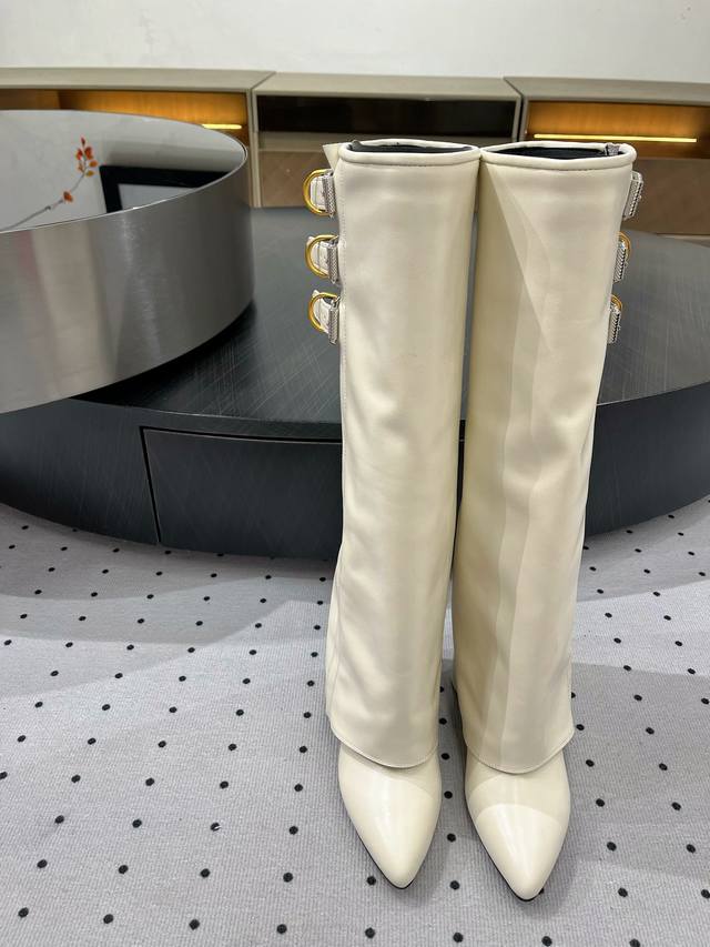 New fall/winter arrivals, a hit across the fashion world, a favorite of influen