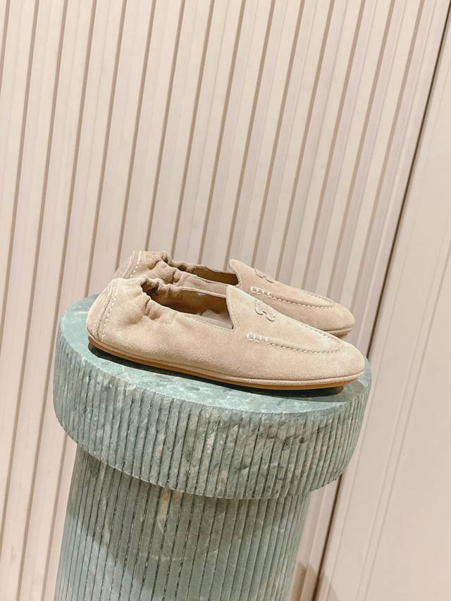 Top Edition: :Celin* 25Ss New Slip-On Loafers A pair of Celine loafers is a mus