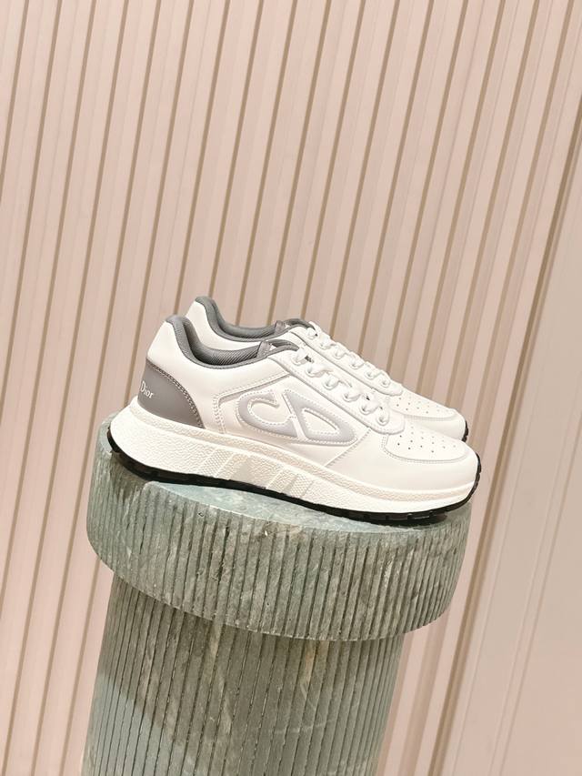 Top version: Women's and Men's 440 Dior's latest Run'n'dior series couple's thic