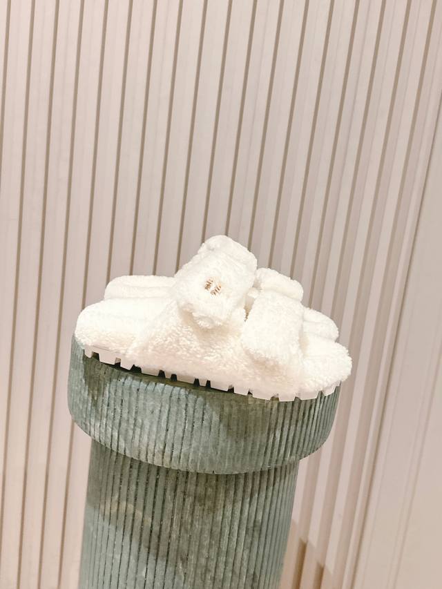 Top version: Miu Miu's new autumn and winter wool slippers are a versatile and