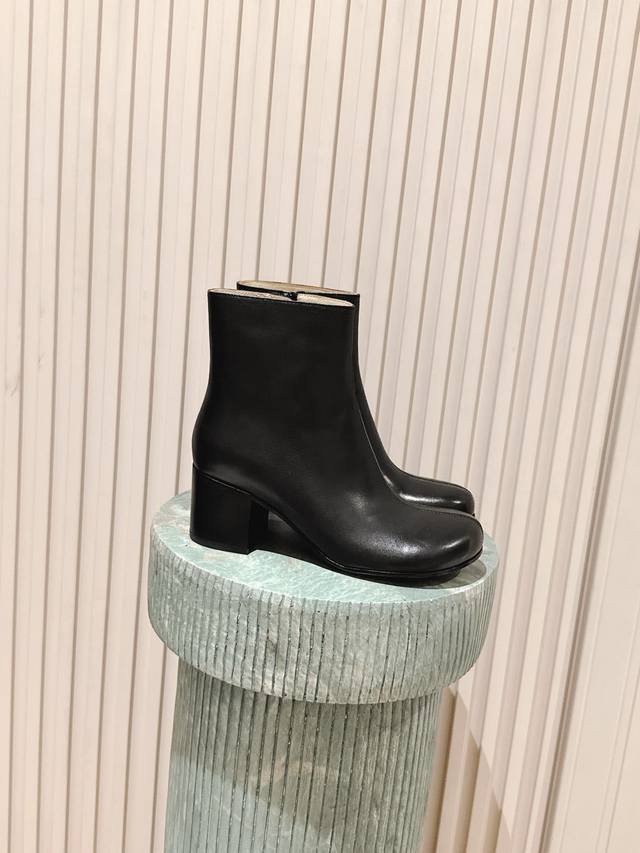 Top-tier version: Loewe Fw25 New Arrival~ Loewe Fw25 round-toe ankle boots! The
